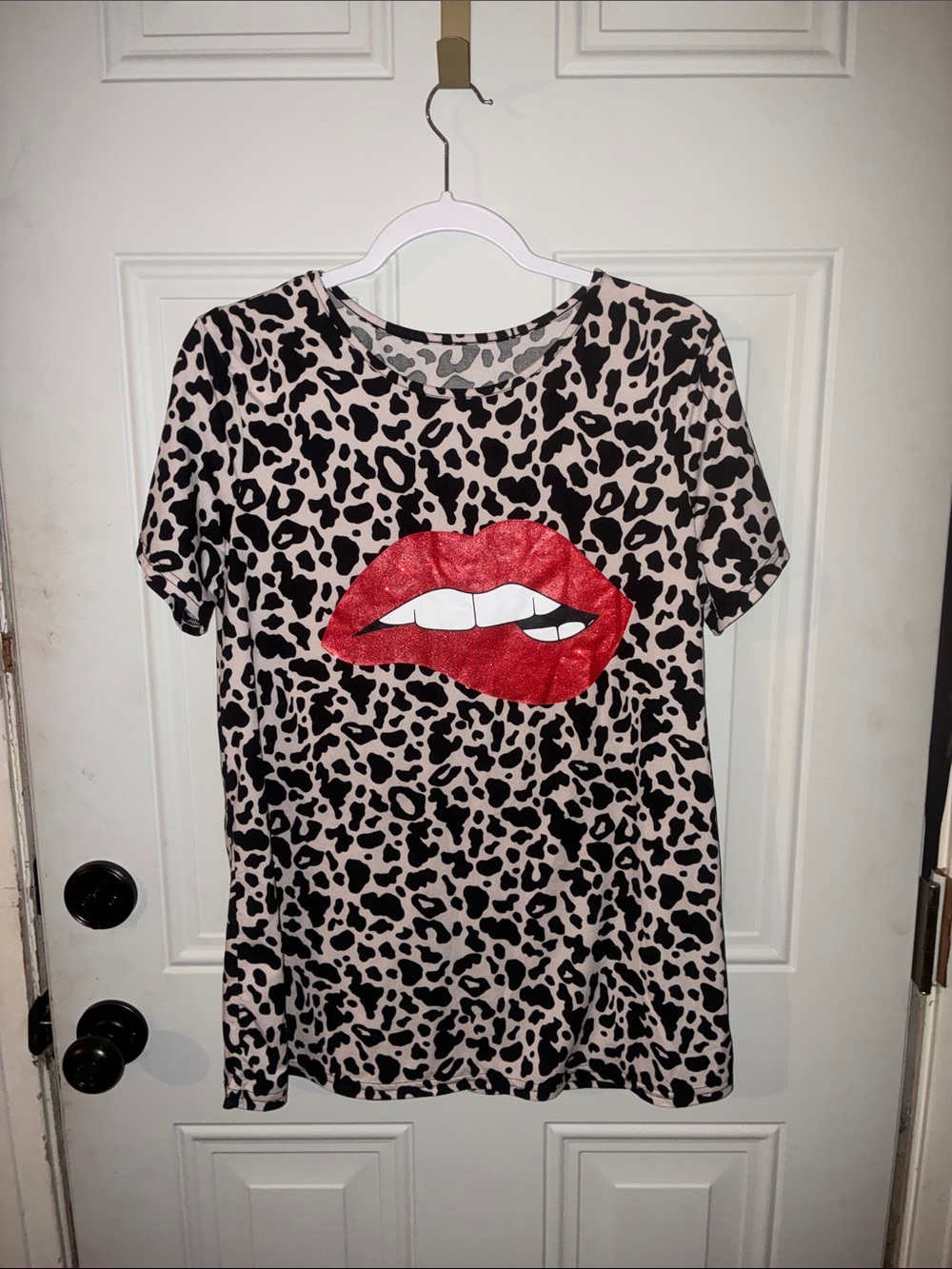 Leopard Print Short Sleeve Tee with Red Lip Accent